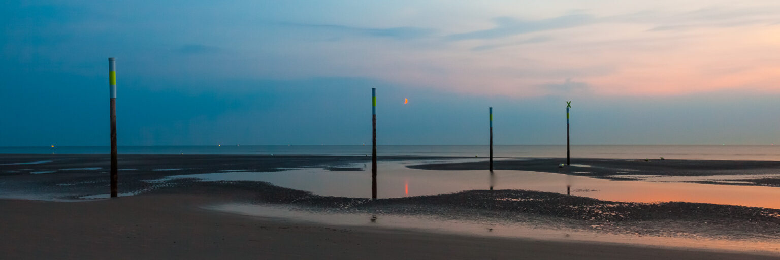 Rote Mondsichel bei Ebbe vor St. Peter-Ording