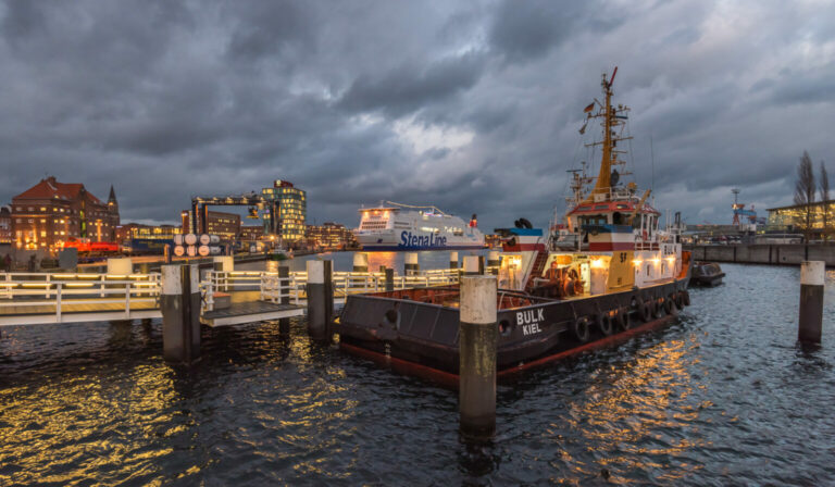 Schwedenfähre und Hafenschlepper in Kiel