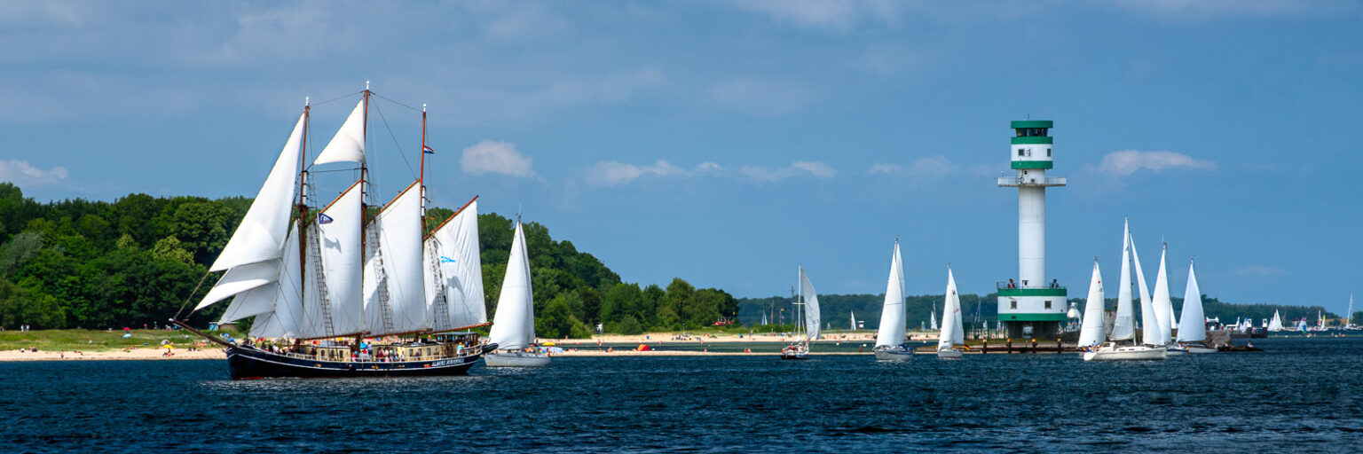 Segler und Strand vor Friedrichsort