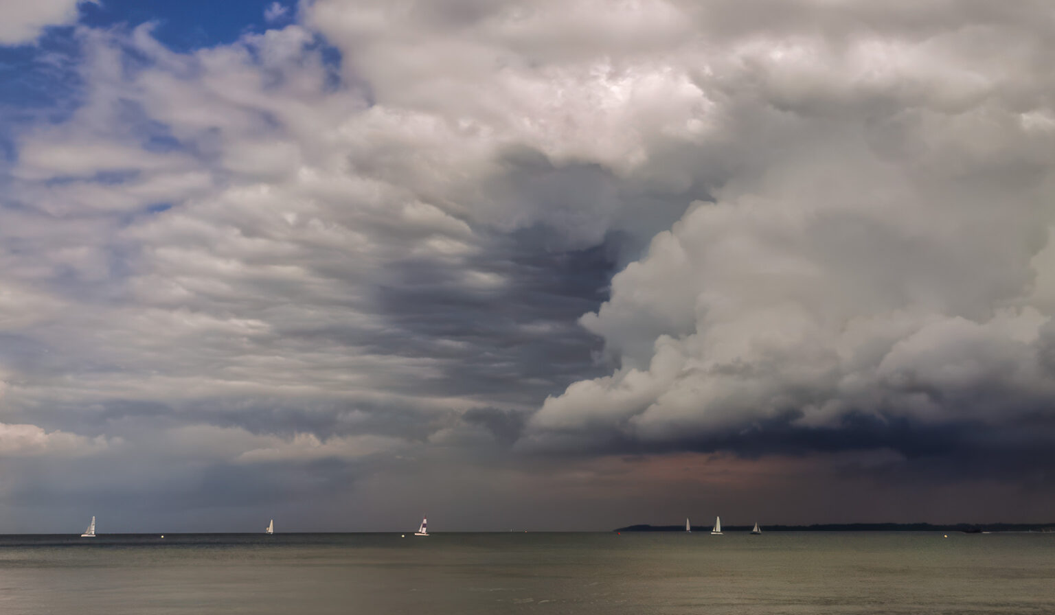 Segler und Unwetter in Travemünde