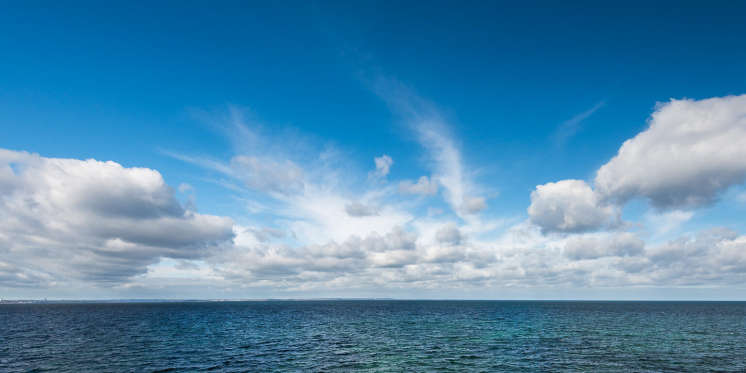 Sommerliche Wolken über der Ostsee vor Brodten