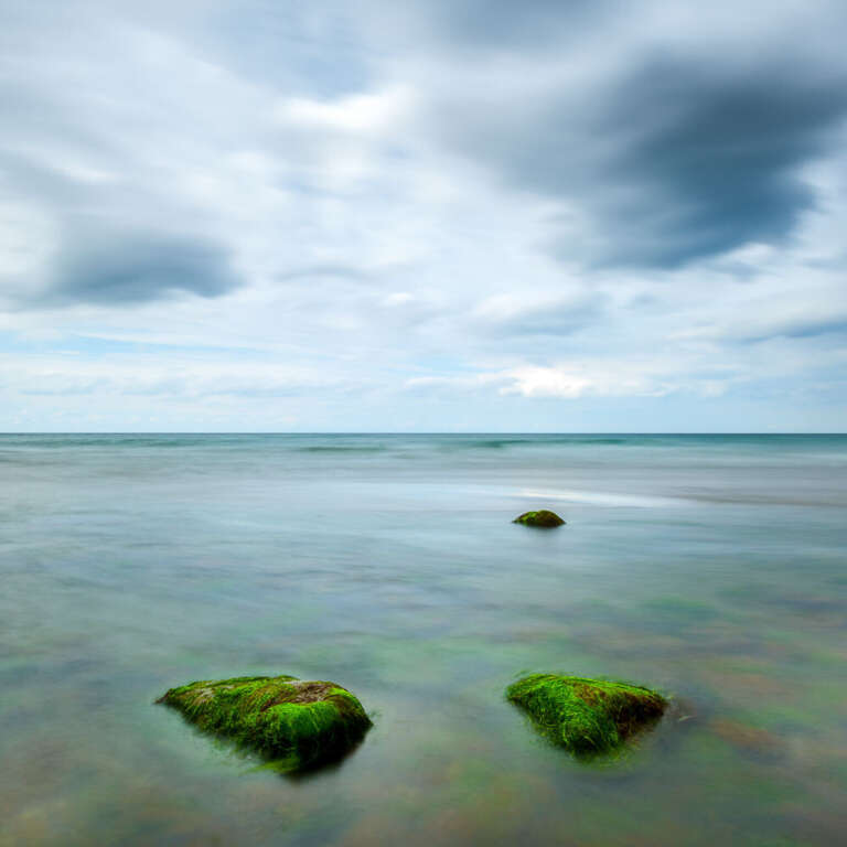 Steine im Flachwasser der Ostsee