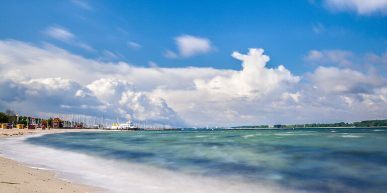 Strand und Hafen in Laboe