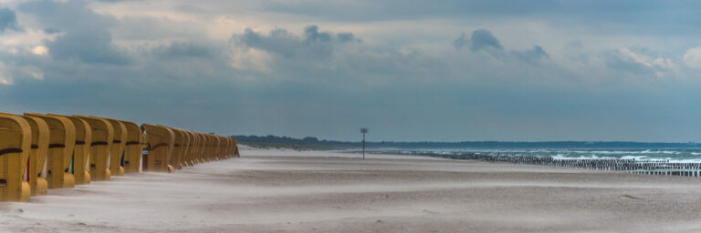 Strandkorb – Buhnen – Wellen