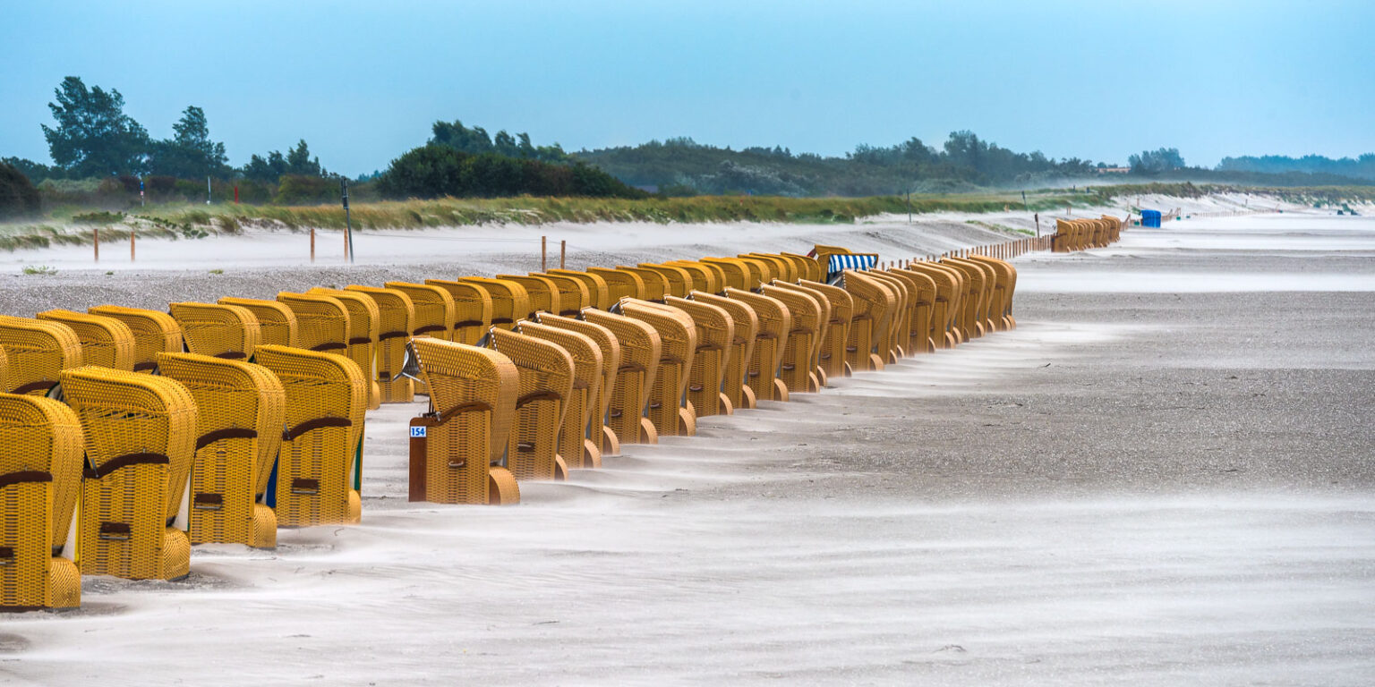 Strandkörbe im Herbststurm bei Wustrow