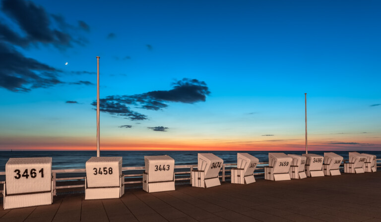 Strandkörbe in Westerland im Abendlicht