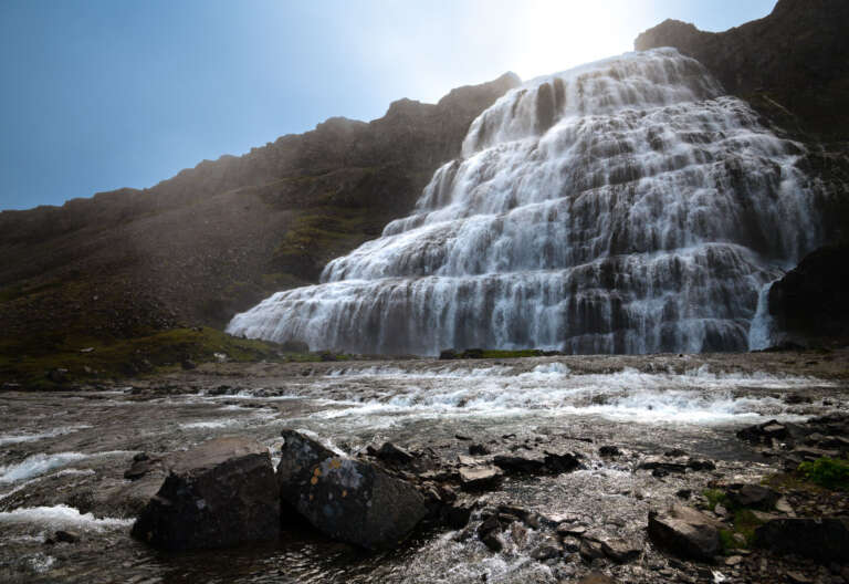 Wasserfall Dynjandi im Gegenlicht der Sonne