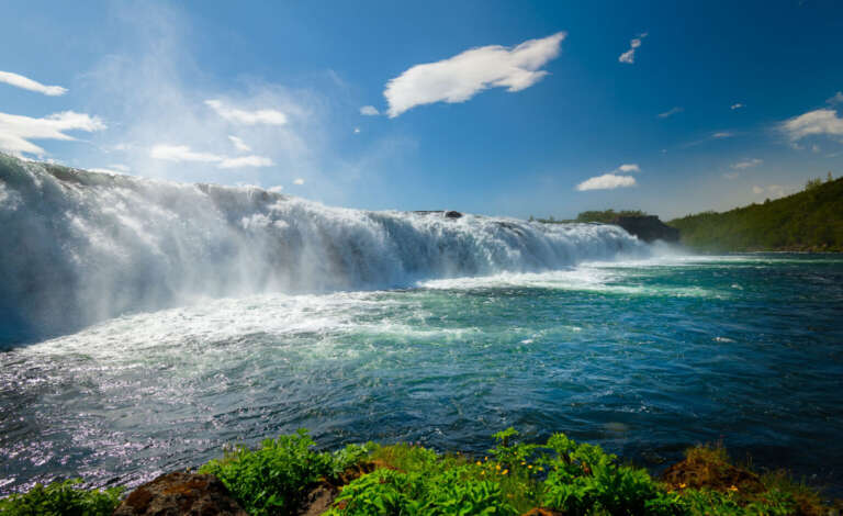 Wasserfall Faxi auf Island im Sonnenlicht