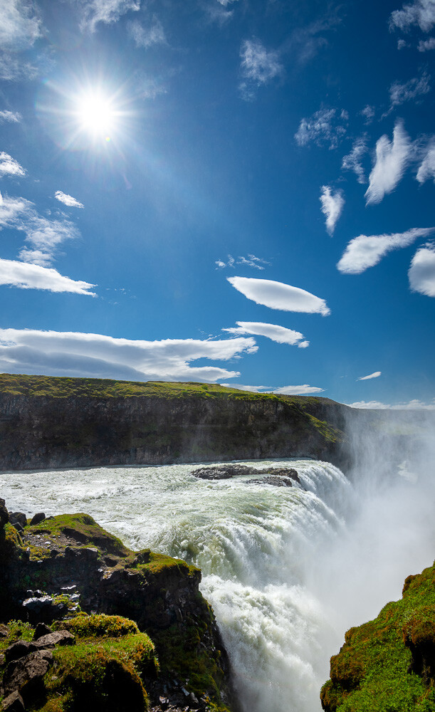 Wasserfall Gullfoss im Gegenlicht der Sonne