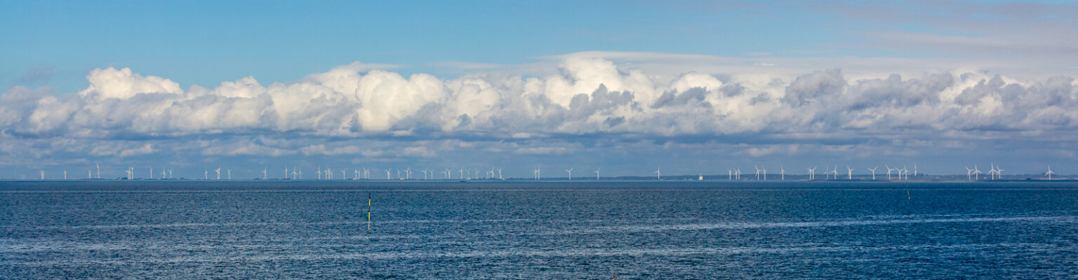 Windkraftanlagen an der Nordseeküste im Sonnenlicht