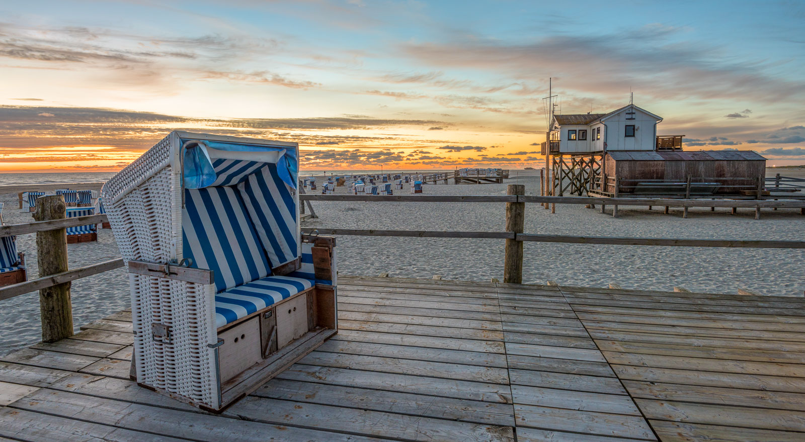 Strandkorb auf Podest